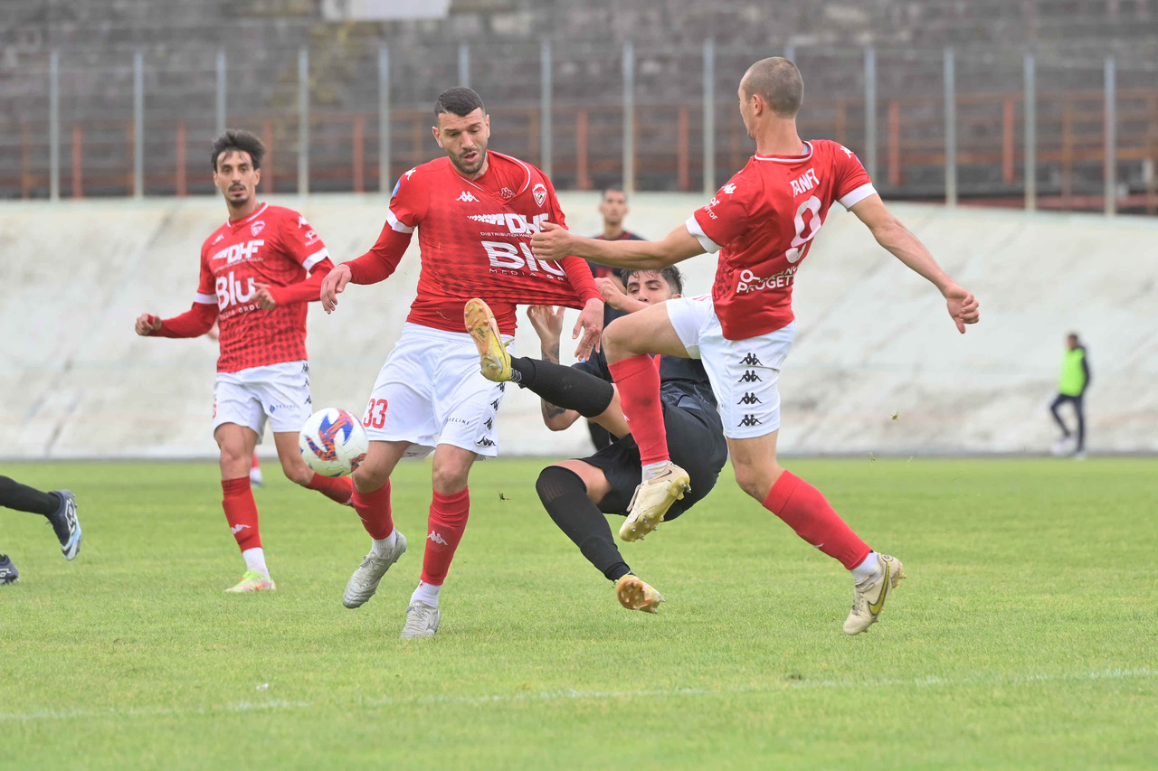 Le pagelle – Un Varese sufficiente non basta per vincere. La difesa regge, il centrocampo gira, ma l’attacco non punge