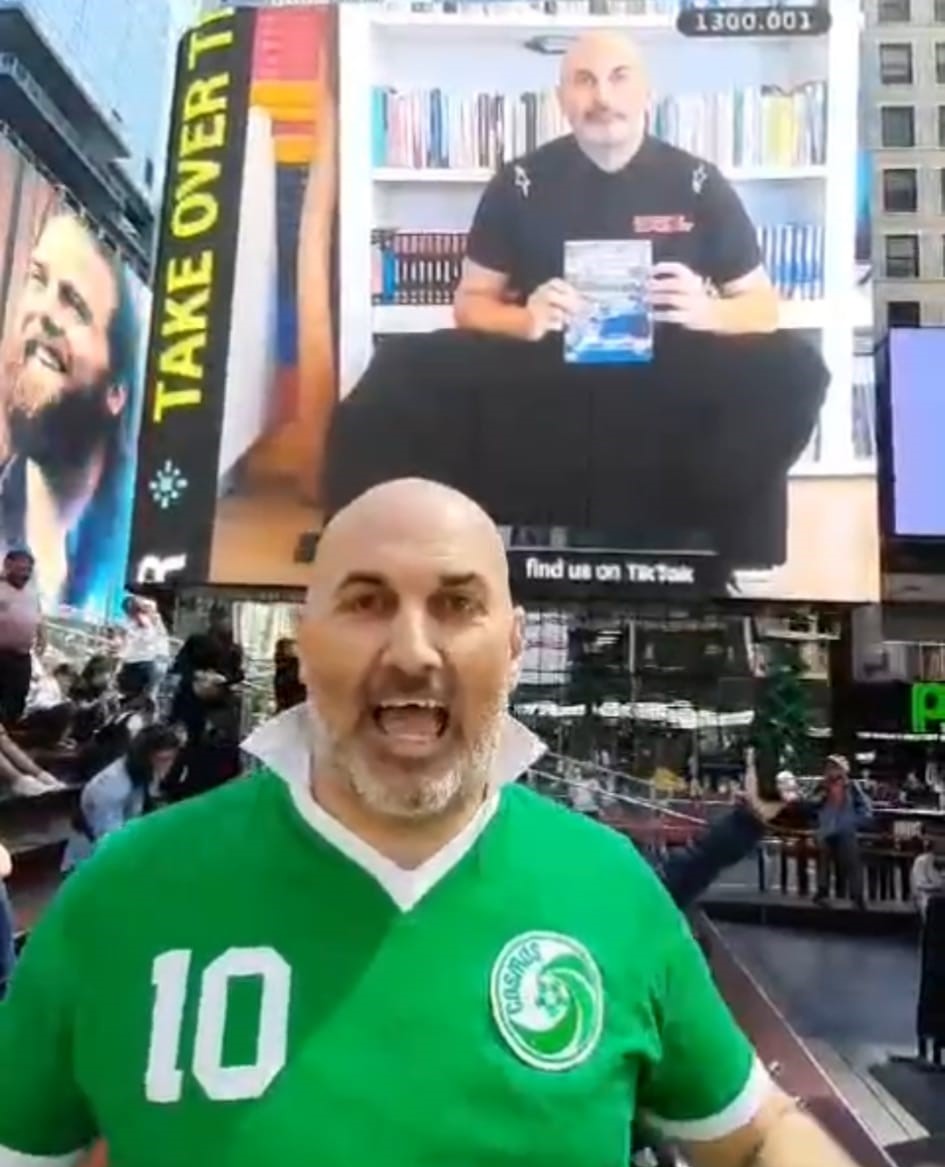 “North West 200” prende il controllo di Times Square. Giovanni Cortinovis e i metodi alternativi di promozione editoriale