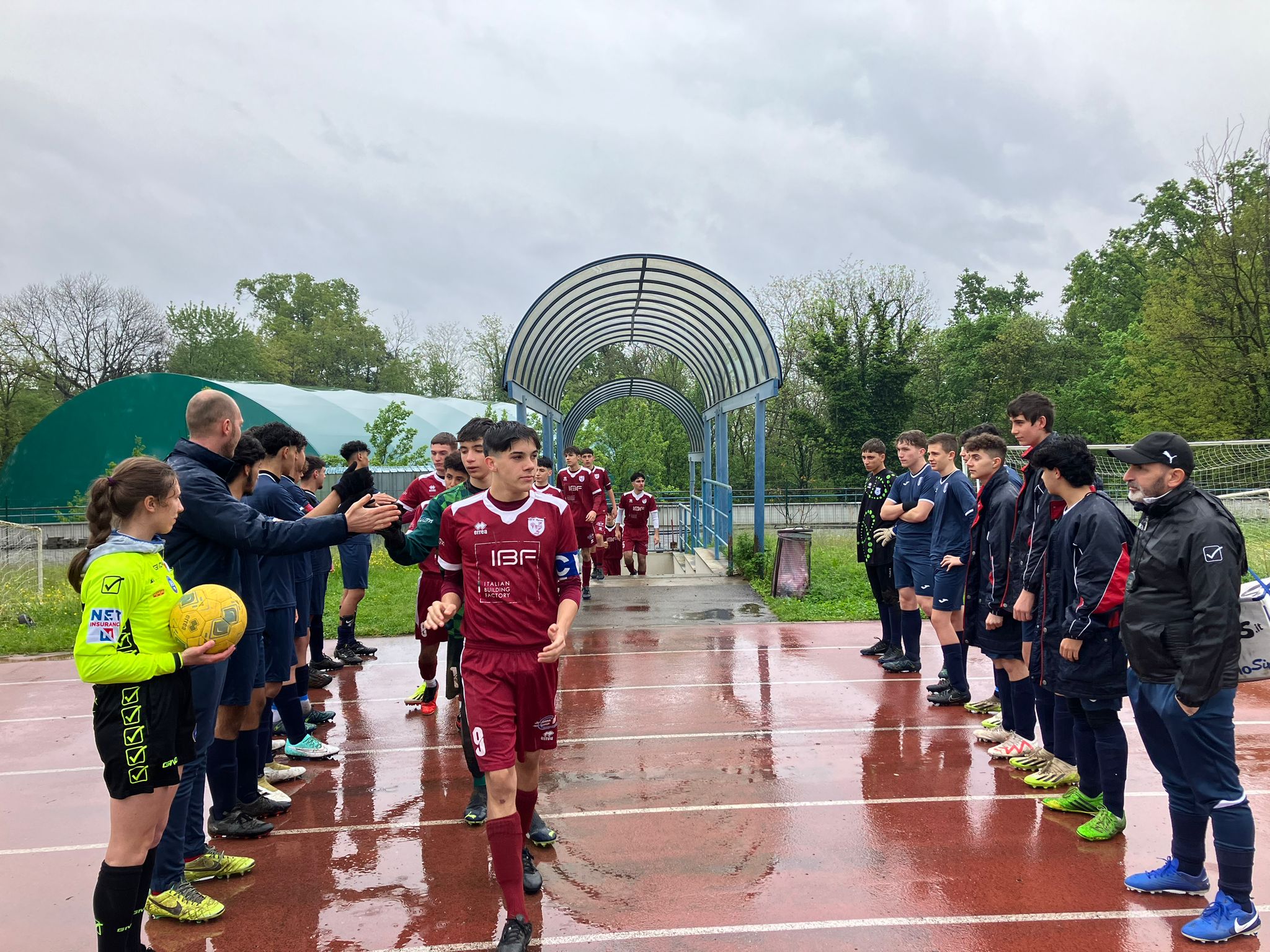 Allievi Prov. U16 A – Ultimo anno con sportività: pasillo de honor ai campioni. Caravate pari e sorrisi