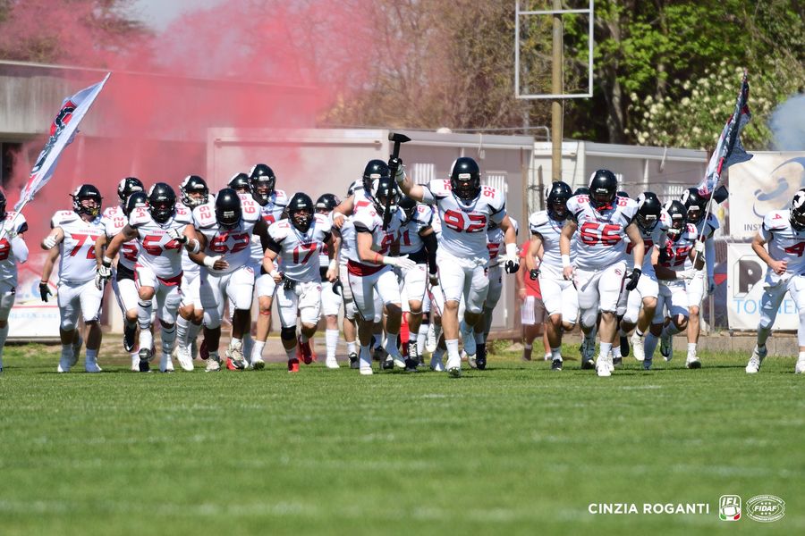 Tutto pronto per l’epica sfida tra Varese e Dolphins Ancona: gli Skorpions fanno festa al Broletto – FOTO