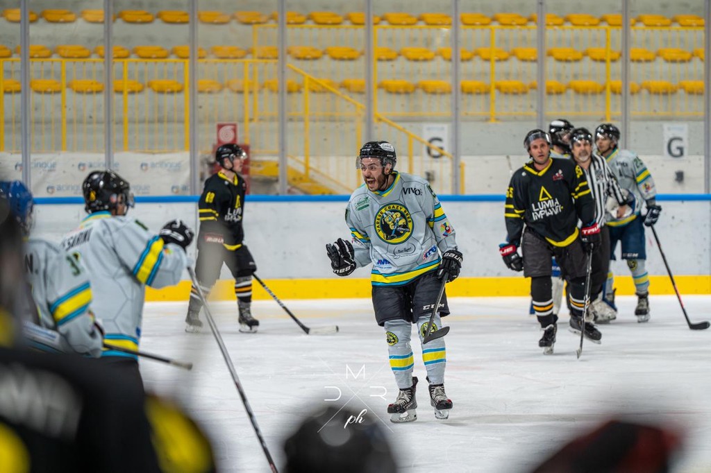 Applausi a scena aperta per i Crazy Bees, ma la beffa arriva agli shootout: Aosta vince 4-3 e vola in finale