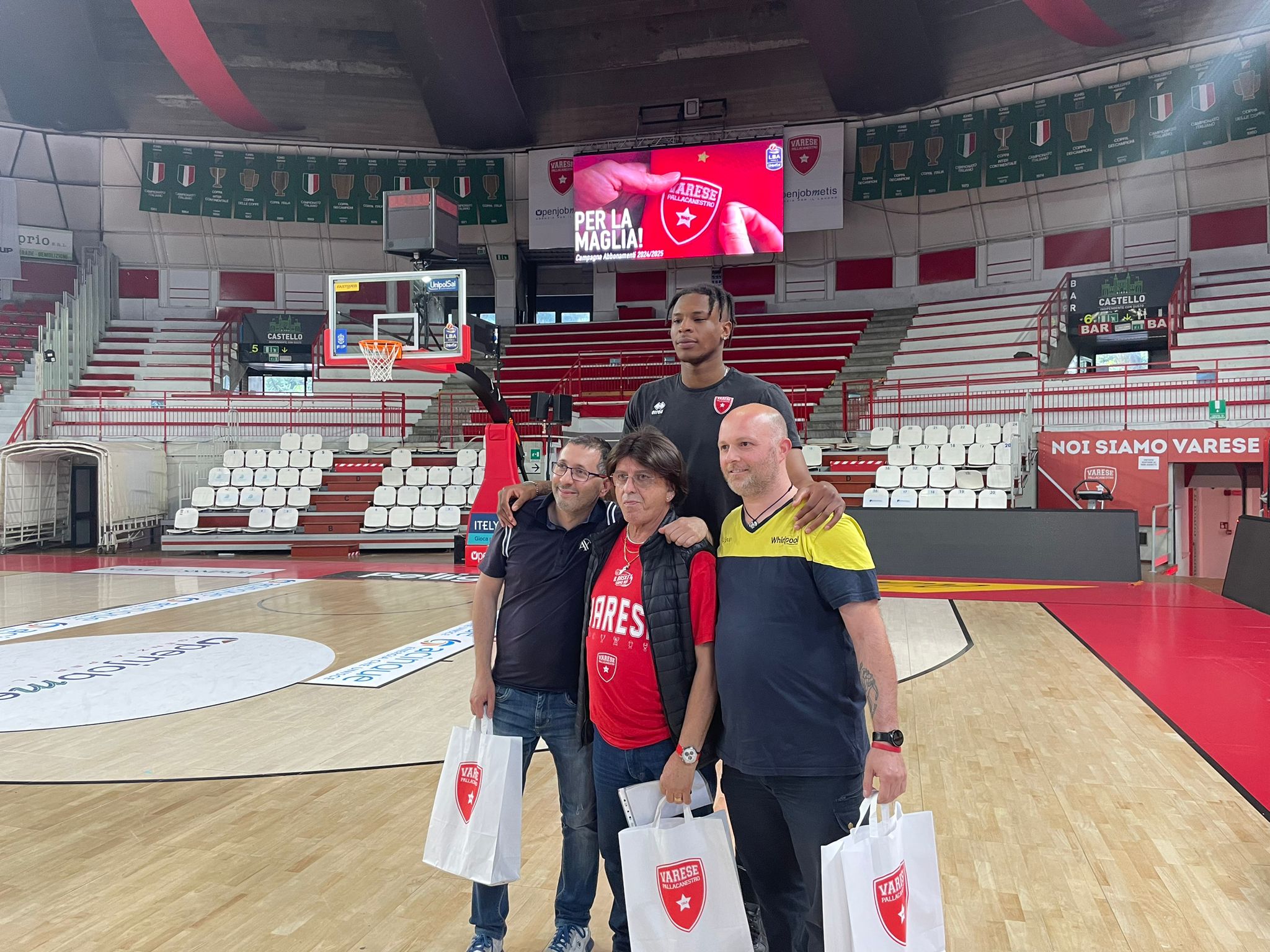 Pallacanestro Varese, aperta la campagna abbonamenti. I tifosi: “Chi comanda inverta la rotta, passione e amore per i colori alla base del rinnovo” – VIDEO E FOTO