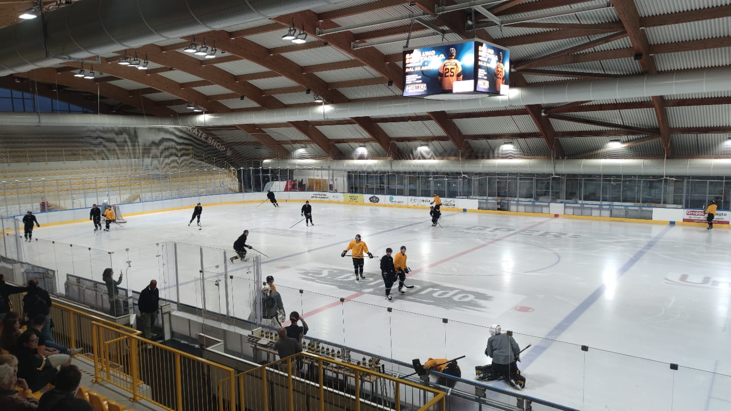 “Better than NHL!”. Varese abbraccia i suoi Mastini: l’urlo dei 400 della Acinque Ice Arena – VIDEO