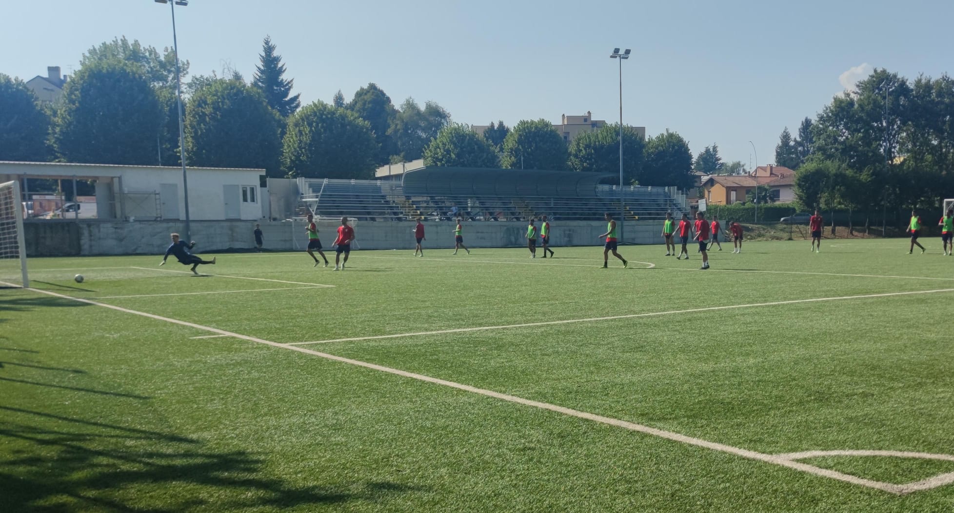 Varese al lavoro in vista della Varesina: giocatori pronti a mettere Floris in difficoltà per l’undici titolare