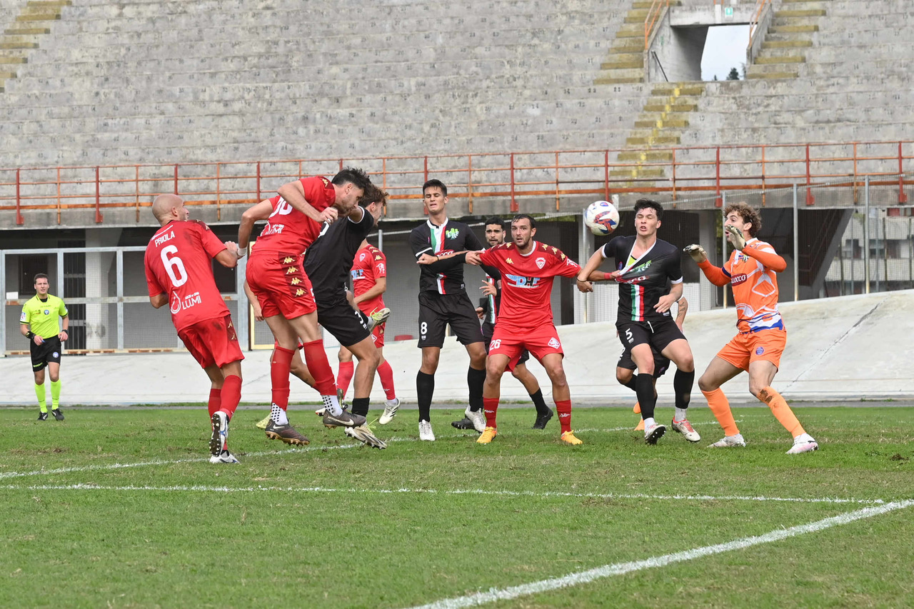 Al Varese piace soffrire: 2-1 su un combattivo Fossano che resta in dieci per tutto il secondo tempo. Vetta a -1