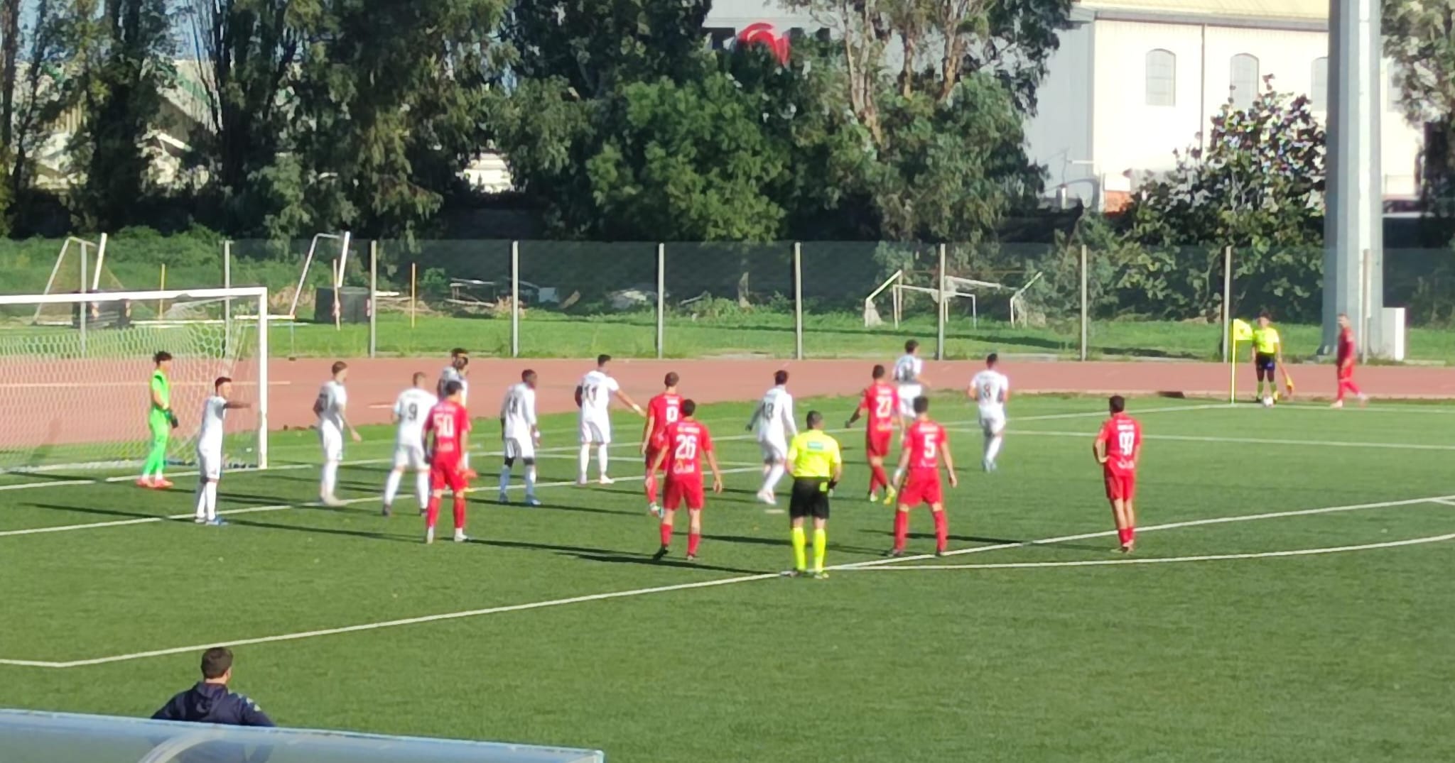 Barzotti la riprende, il Varese pareggia 1-1 a Vado: Bra a +6. Far West in tribuna