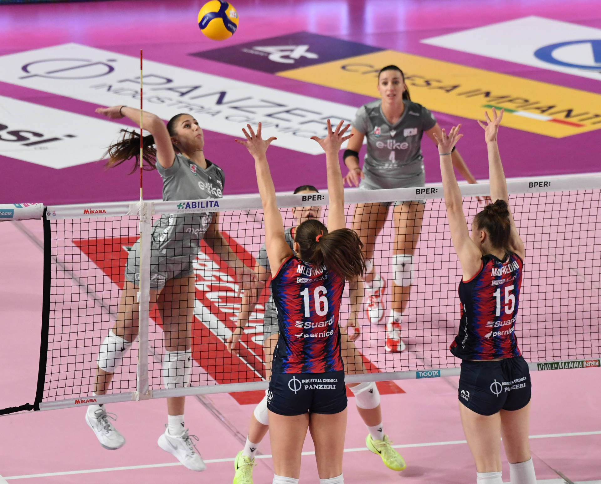 Farfalle spente, Bergamo troppo forte: ko netto per 3-0 alla UYBA