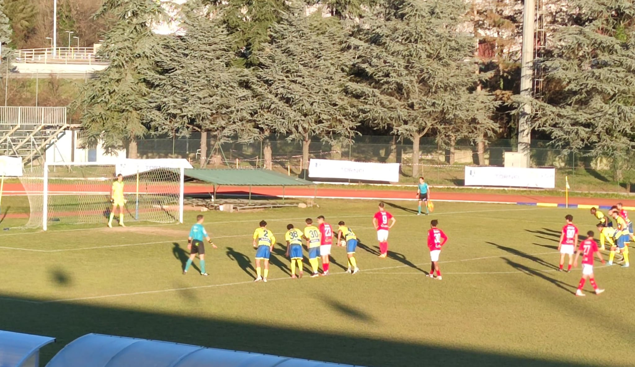 Il Varese sbaglia l’impossibile: la Cairese in dieci regala l’1-0 a Lari. Tre punti sudatissimi
