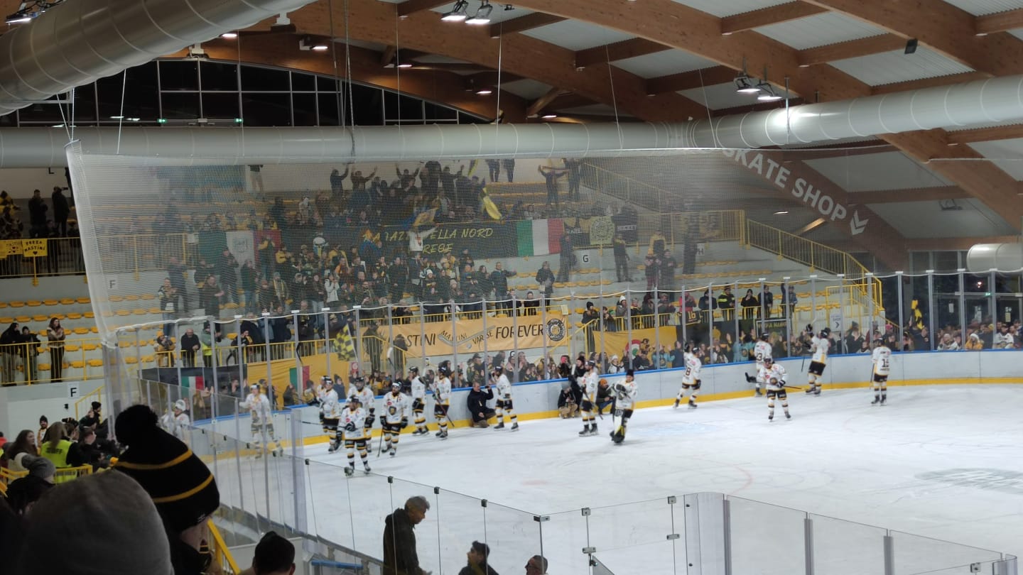 Cuore, rabbia e pazzia: c’è di tutto nell’impresa dei Mastini! Caldaro ko nel delirio della Acinque Ice Arena (4-3)