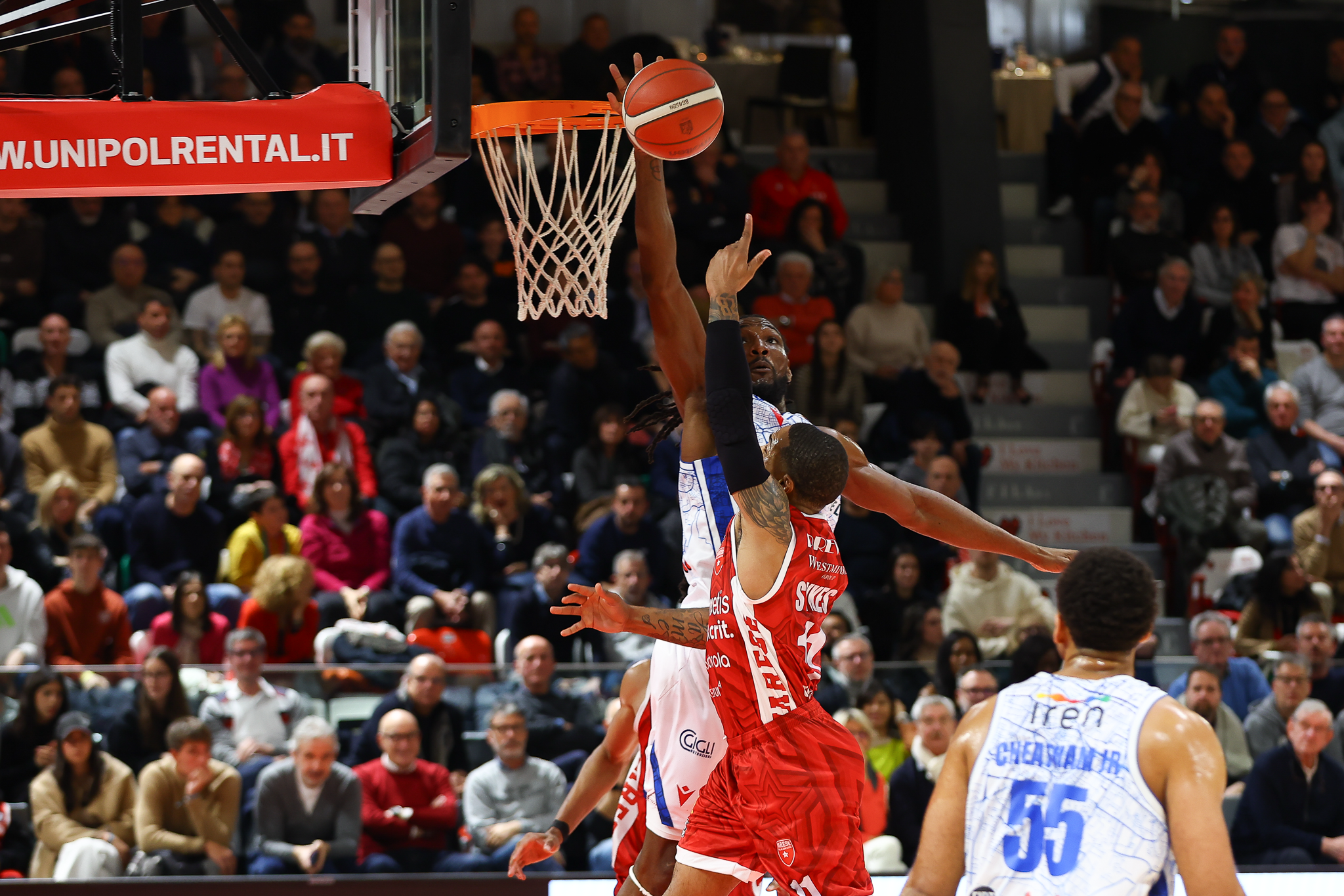 La Pallacanestro Varese formato trasferta non vale la Serie A