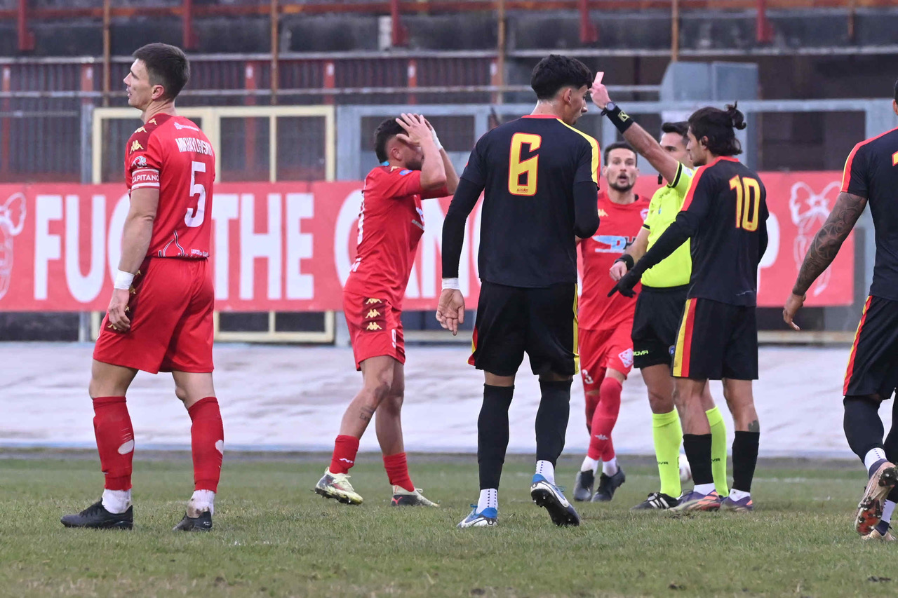 Varese in dieci contro un Bra sulla difensiva: Lari agguanta il meritatissimo 1-1 all’89’