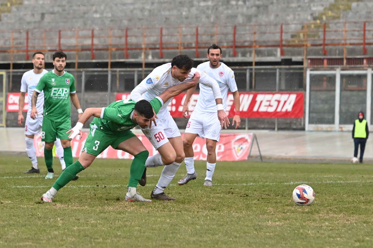 Brividi di Natale, ma il Varese festeggia: 2-1 in rimonta sul Gozzano