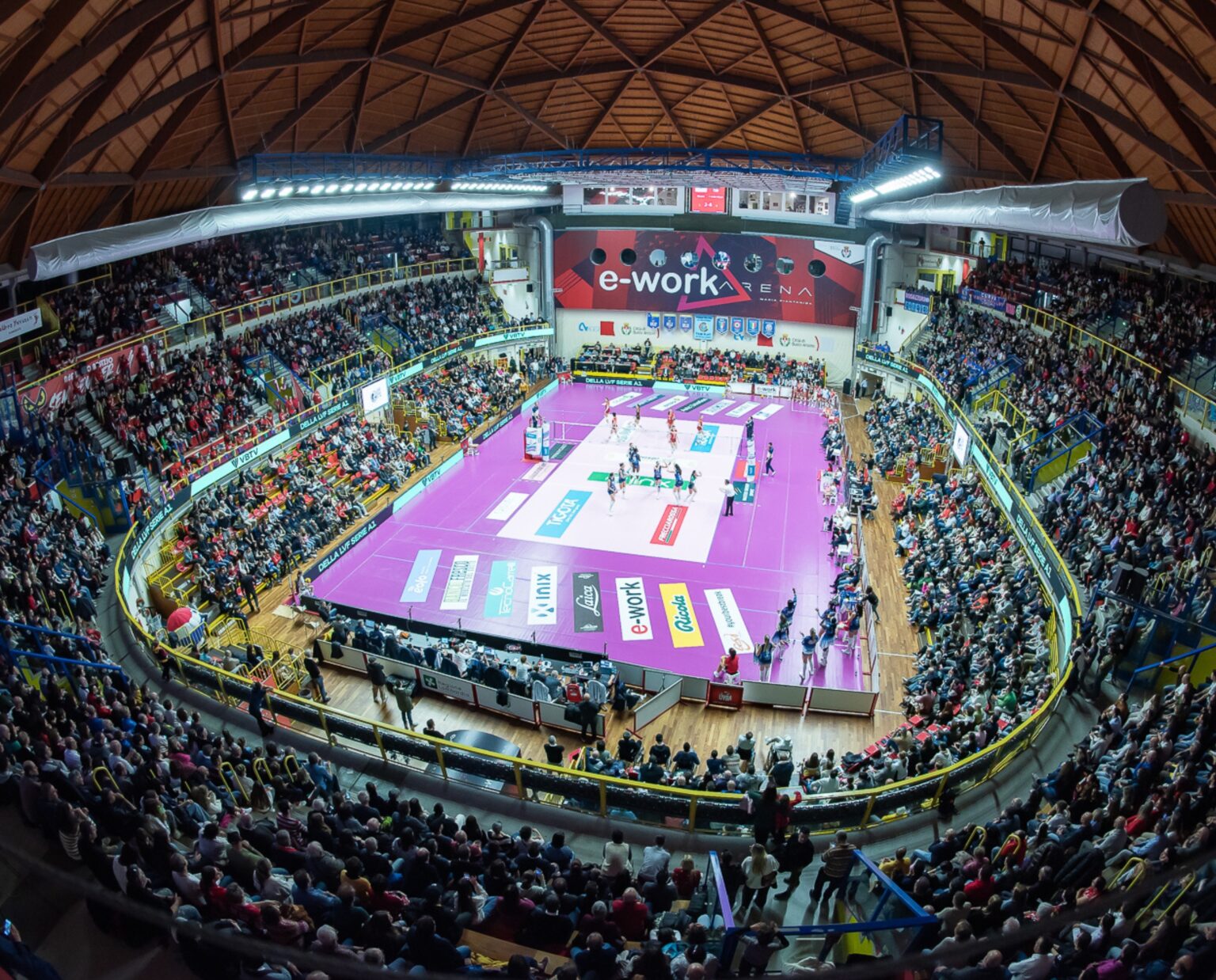 La UYBA sfida Milano: 4500 tifosi per sfruttare il fattore e-work Arena