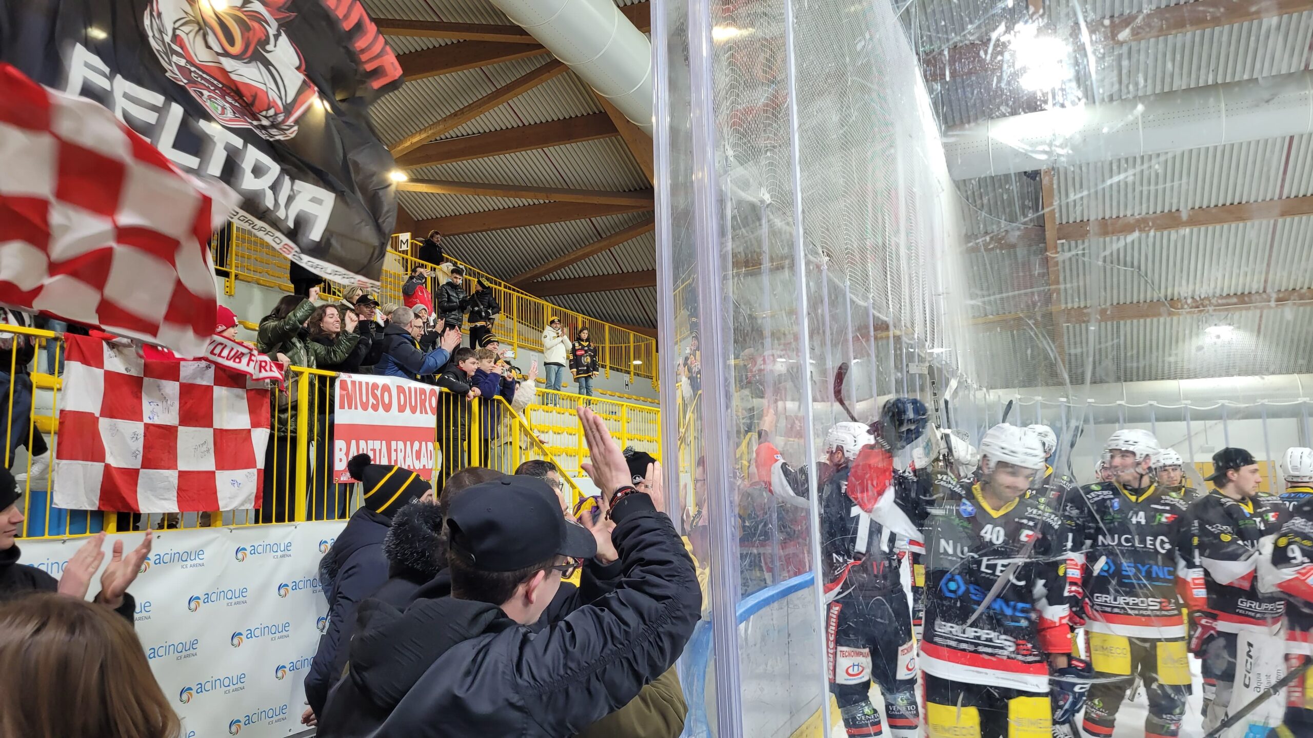 L’Acinque Ice Arena spinge il Feltre in finale: l’Aosta lotta, ma crolla al 59’17” (5-4). Ora tocca a Caldaro-Varese