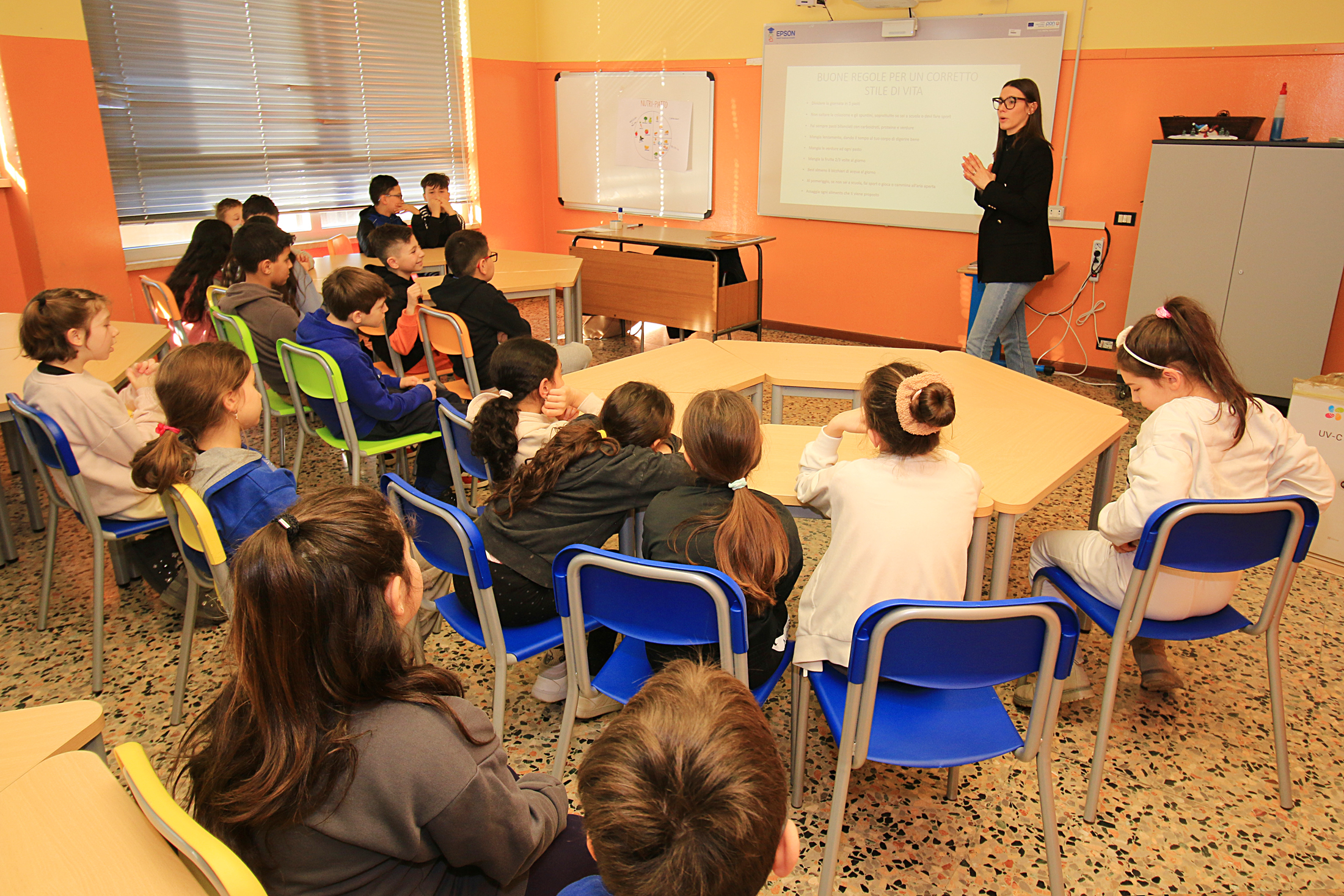 Trofeo Alfredo Binda 2025 e l’entusiasmo degli alunni delle scuole elementari di Cittiglio. In cattedra la sicurezza stradale e l’alimentazione sana