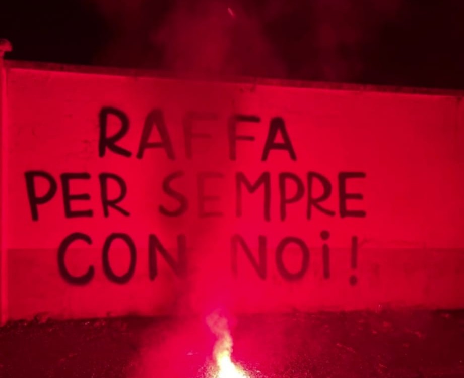 Raffaele e lo “Speroni” uniti per sempre. La curva biancoblu ricorda l’amico scomparso. Venerdì i funerali