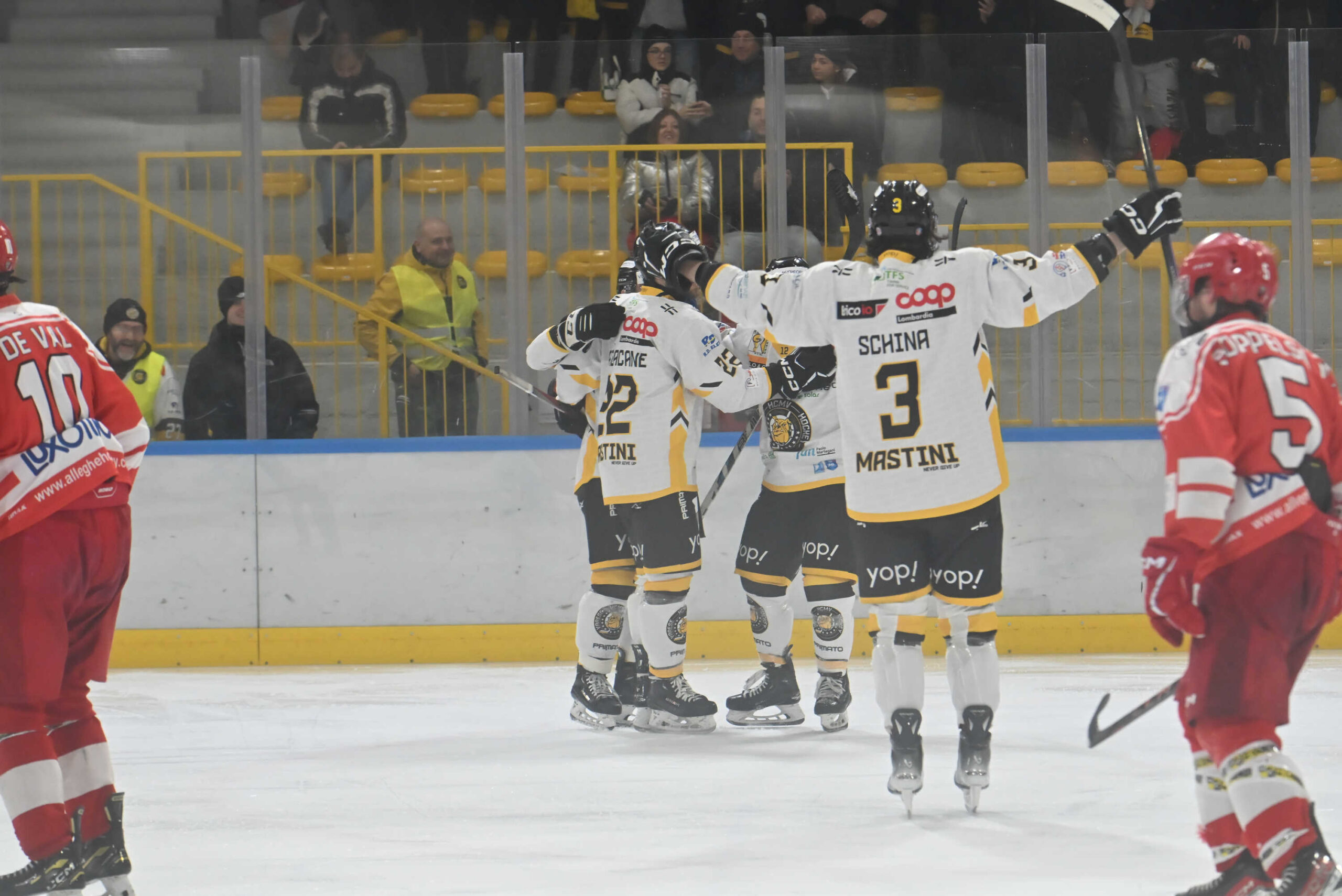 Caldaro chiama, Varese risponde. Altro 4-1 all’Alleghe: per le Civette è notte fonda, i Mastini volano in semifinale – VIDEO