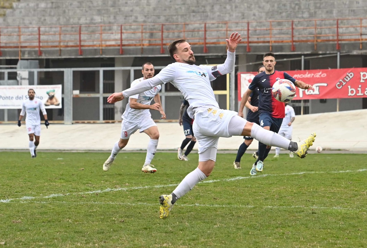 Il Varese risorge con capitan Vitofrancesco: punizione perfetta all’81’ per piegare il Vado (1-0)