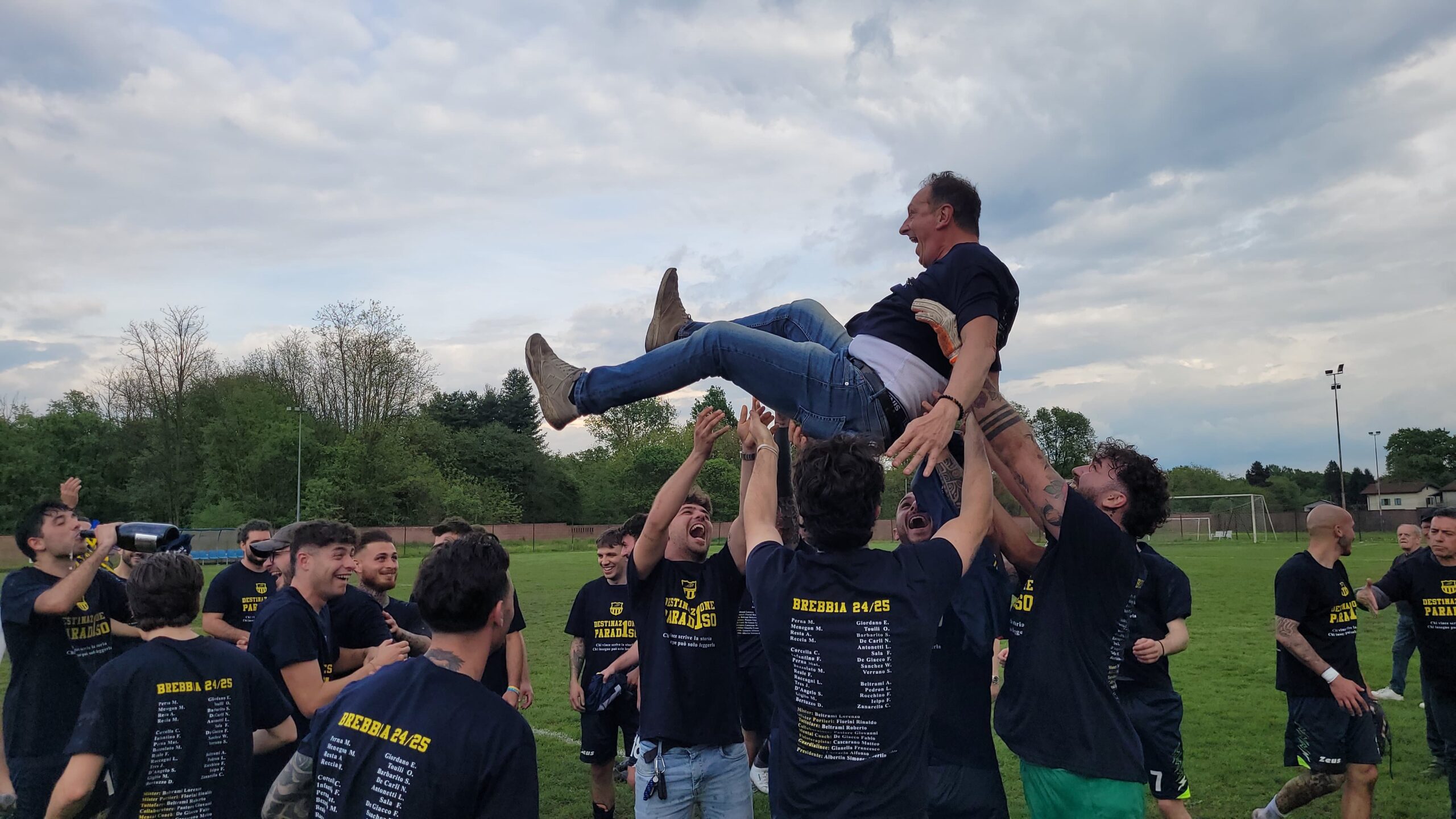 Il Brebbia vola in Prima Categoria: il 3-0 sul Caronno e la festa gialloblù – VIDEO
