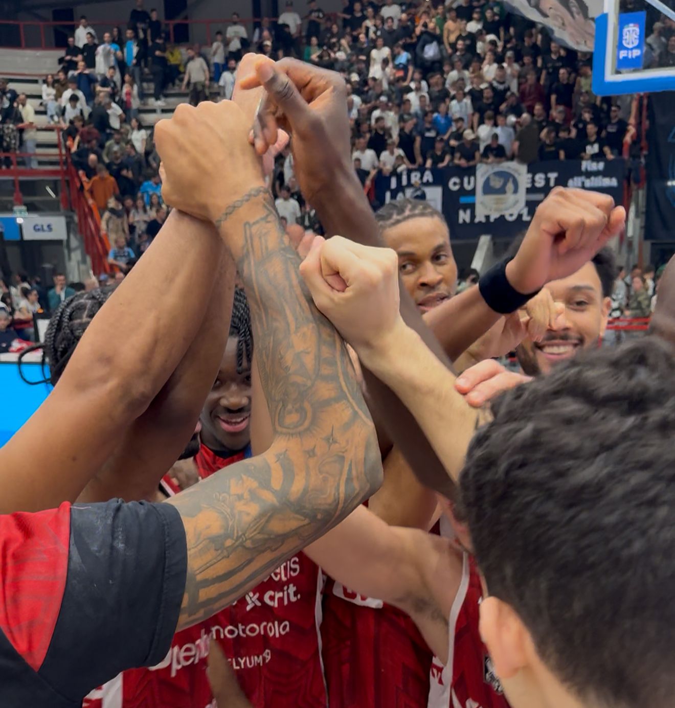 “Non per forza ma per amore”: sta tutto qui il segreto della Pallacanestro Varese che sbanca Napoli e vede la salvezza