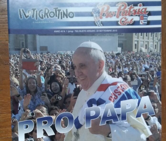 Papa Francesco con la maglia della Pro Patria