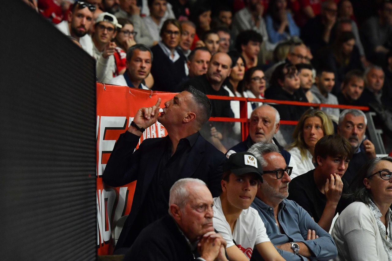 Scola contro i tifosi