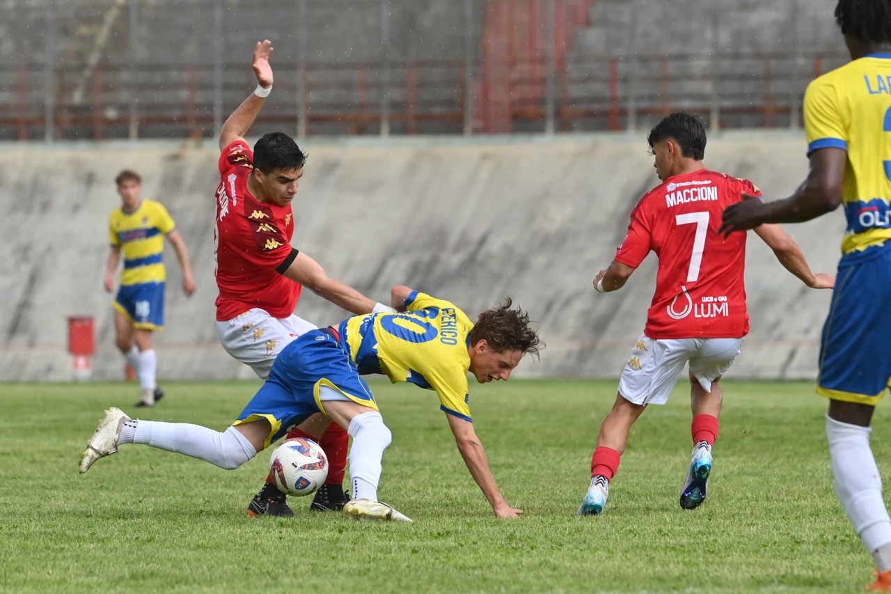 Scialbo 0-0 del Varese: pari con la Cairese, playoff sempre alla portata. Ma la Curva rumoreggia…