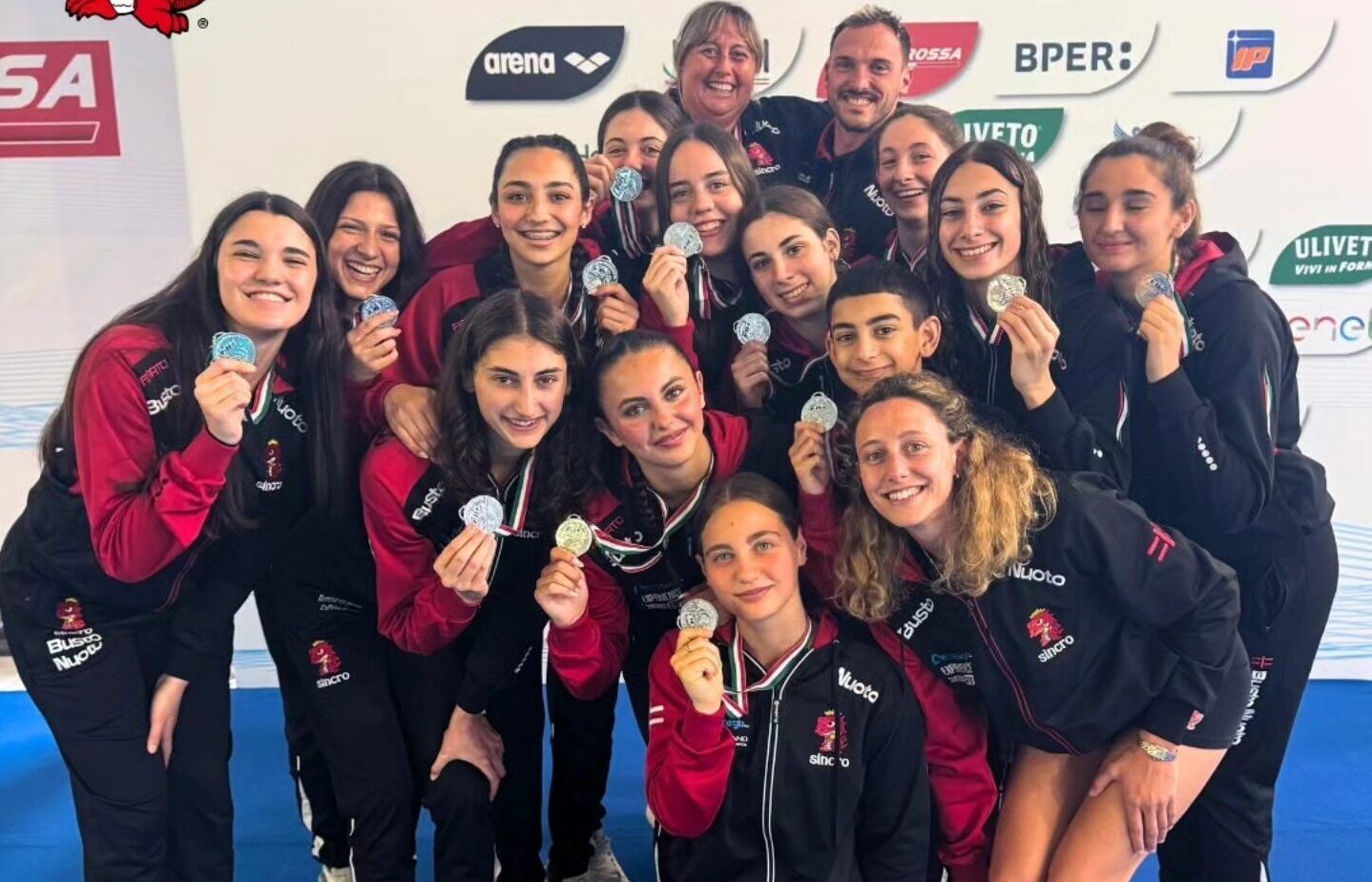 I genitori delle atlete salvano la Busto Nuoto Sincro che in acqua continua a stupire l’Italia