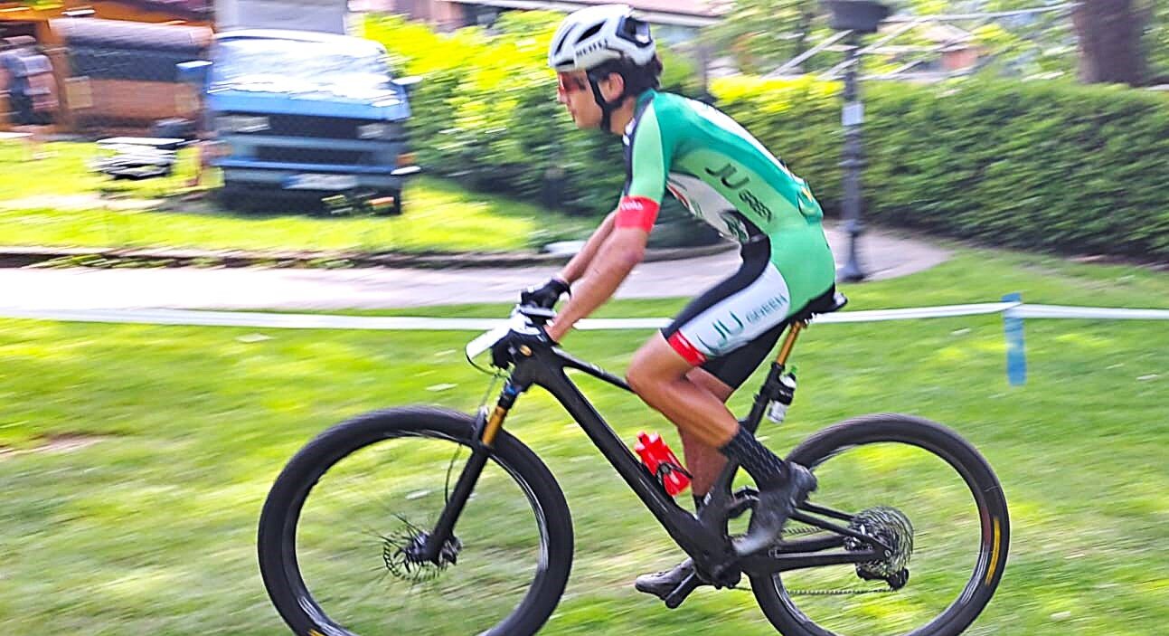 Valerio Martinoli ai piedi del podio alla “Gran Forcora Bike”