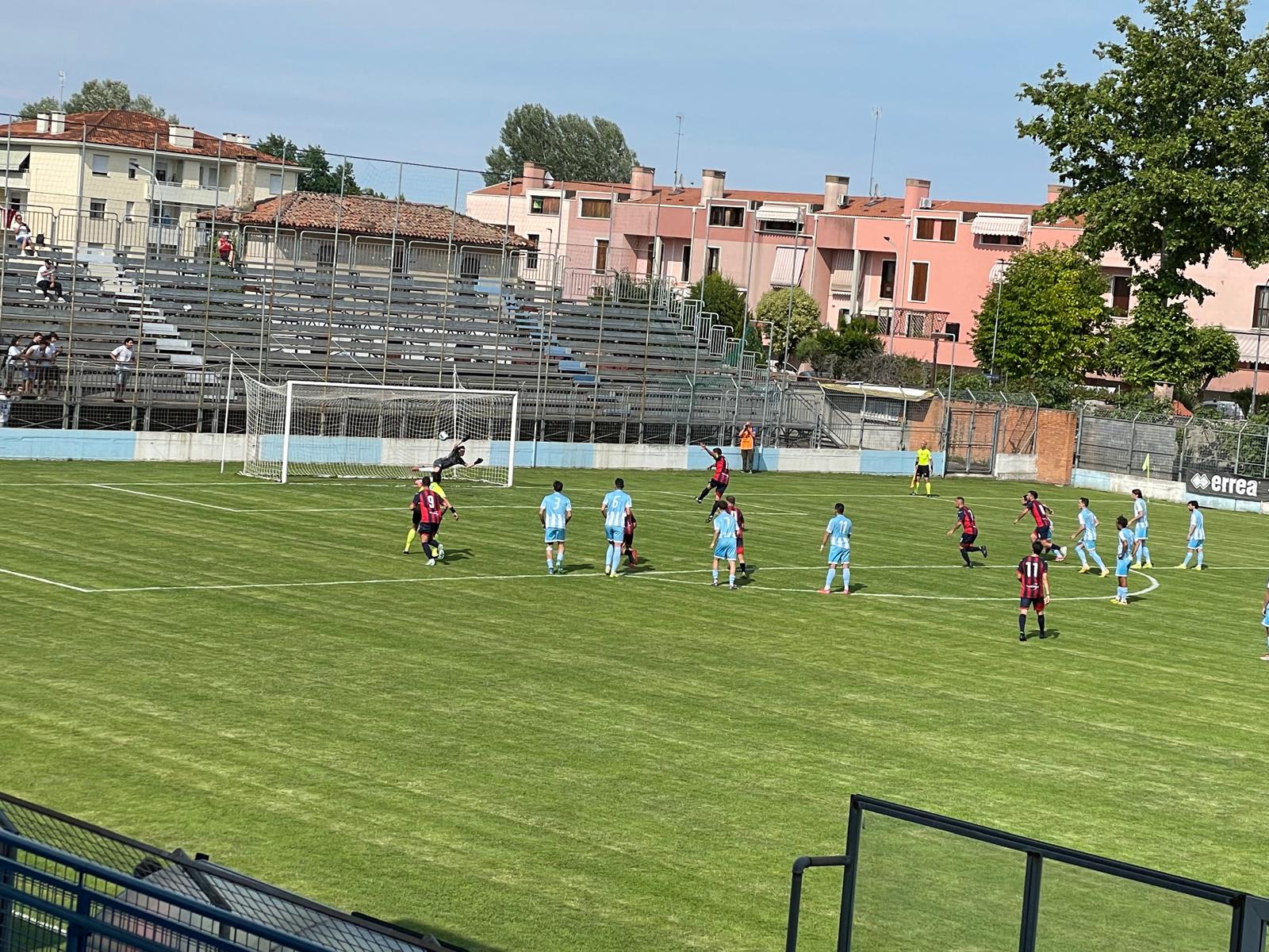 Caronnese, il cuore non basta. Il Sandonà vince ai rigori e va in finale. Rossoblù eliminati