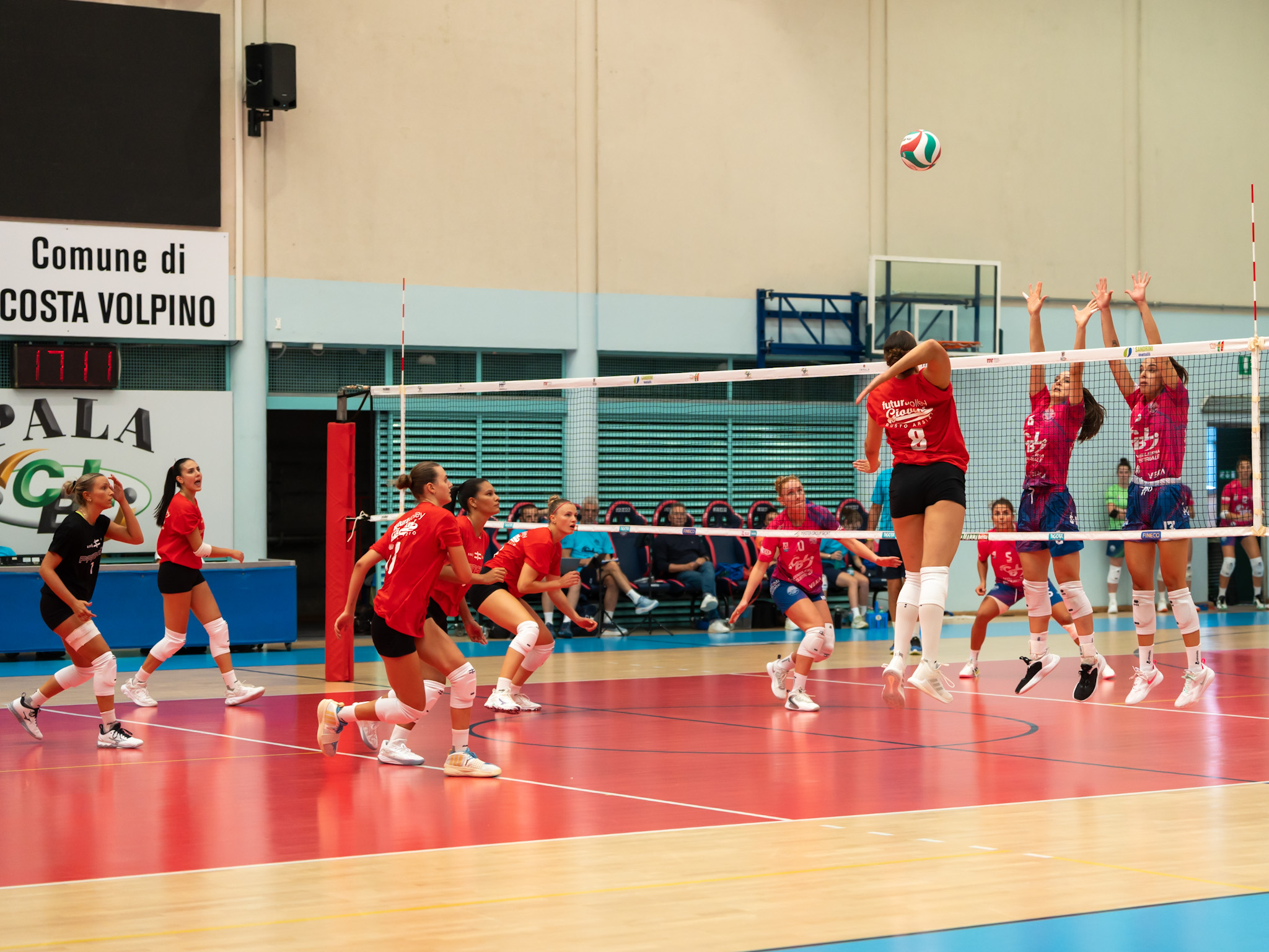 Maratona di cinque set per la Futura Volley: vince Costa Volpino, ma coach Milano si gode un’uscita positiva