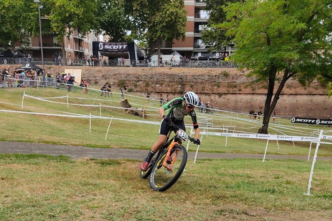 Ju Green protagonista tra fango, pioggia e podi: brillano Poletti, Colombo e i giovani talenti