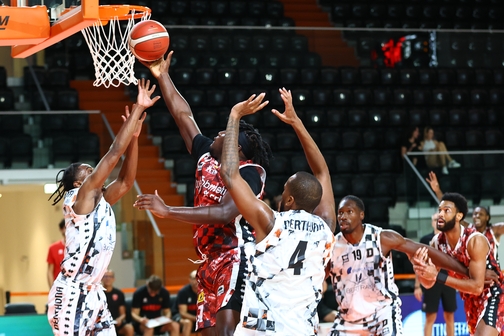 Pallacanestro Varese, tre quarti ottimi poi il crollo: Tortona vince 98-78