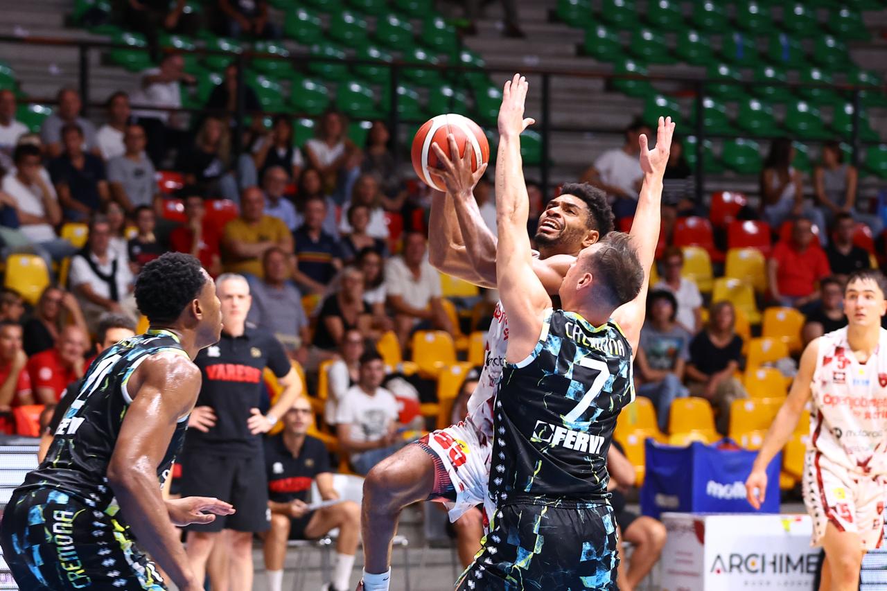 Troppi errori, tanti acciacchi e poca difesa nel primo tempo: la Pallacanestro Varese cade con Cremona 83-88