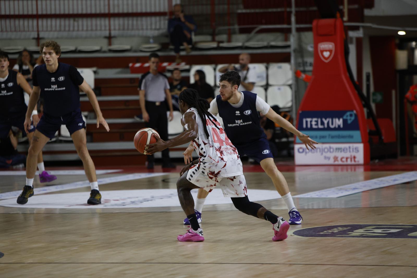 La Pallacanestro Varese cambia marcia nella ripresa: Bergamo ko 102-81
