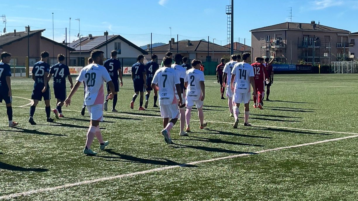 L’inzuccata di Caverzasi al 92′ vale un punto: 1-1 con il Villa Valle, la Varesina deve ripartire da qui