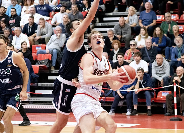 Show difensivo e dominio totale, Legnano travolge Herons Montecatini 87-60