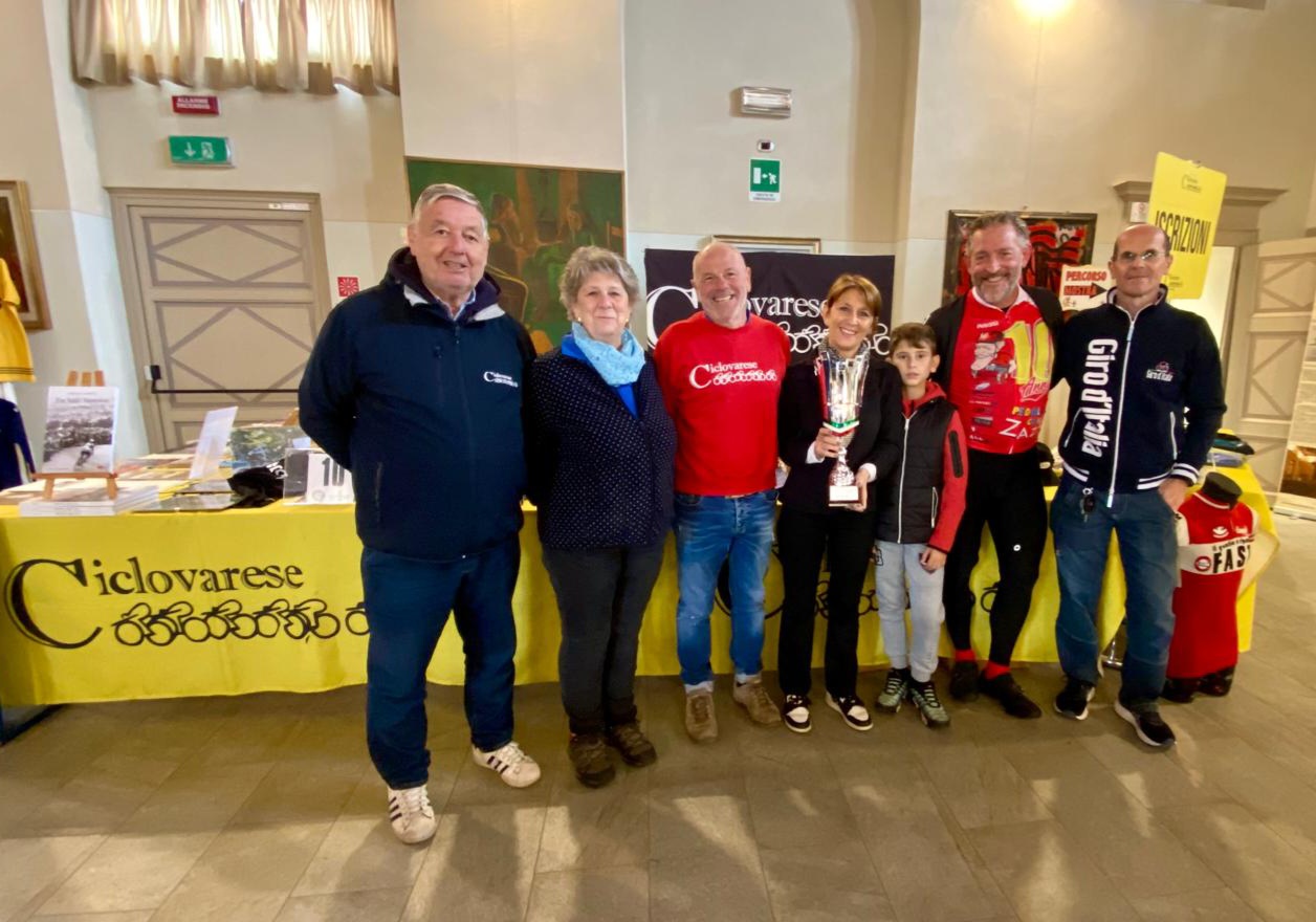 Stefano Zanini omaggia il ciclismo varesino a Caldana nel ricordo di Bruno Bertagna