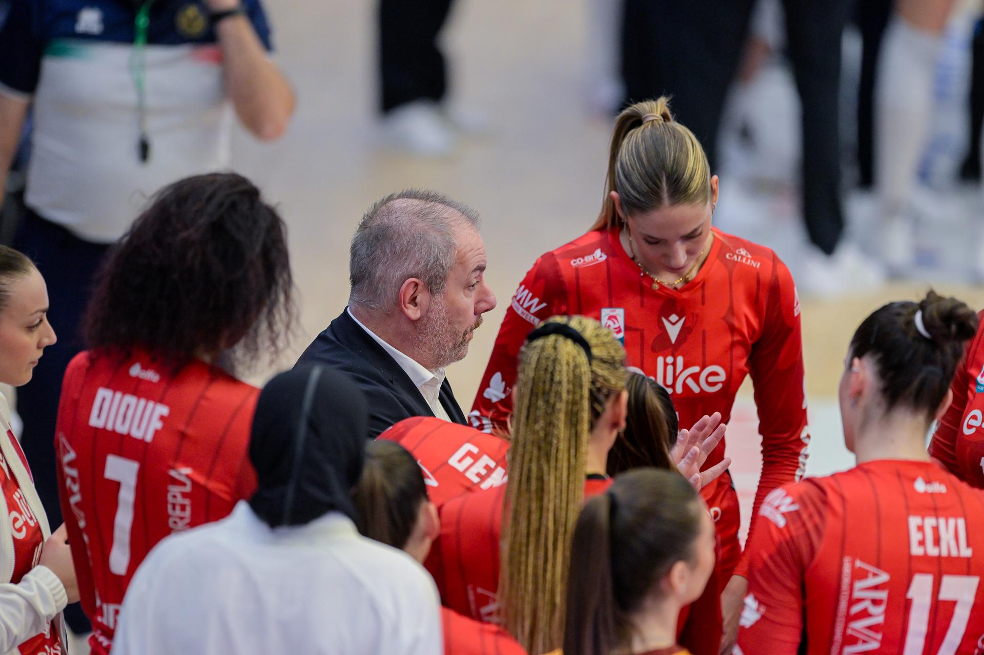 Sfida di prestigio a Firenze: la UYBA affronta Scandicci con entusiasmo e fiducia. Barbolini: “Fiducia e ottimismo”