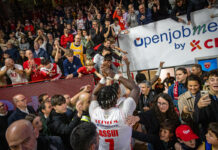 Un foulard sul seggiolino, il silenzio dopo il boato, la luce alla fine del tunnel: un derby che rilancia la Pallacanestro Varese