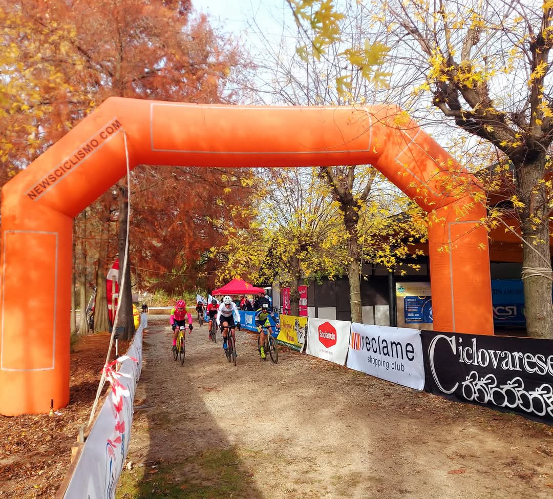 Parte la sfida Mondiale: tra Monvalle e l’Ippodromo, Varese sposa il Ciclocross