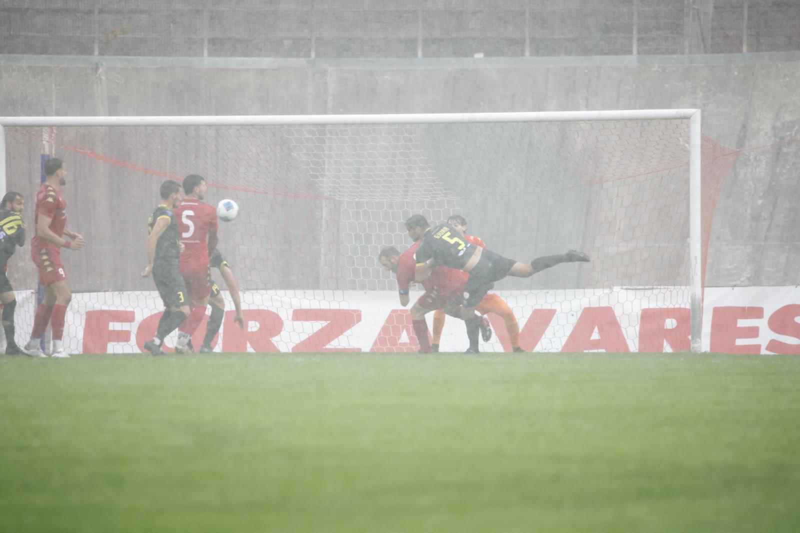 Piove sul bagnato, ma il Varese è già zuppo: l’Asti vince 2-0. Contestazione all’Ossola: squadra sommersa dai fischi