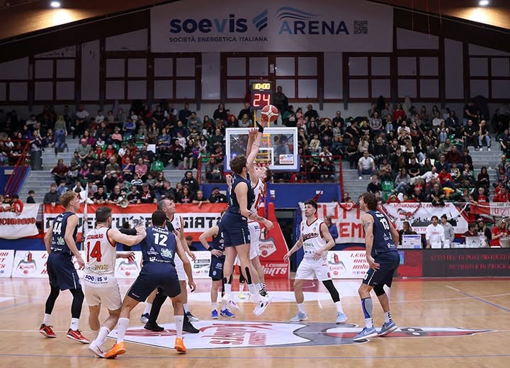 Mani libere, fischietto corto: Legnano cade ancora (84-90) nel Far West del PalaBorsani contro Capo d’Orlando