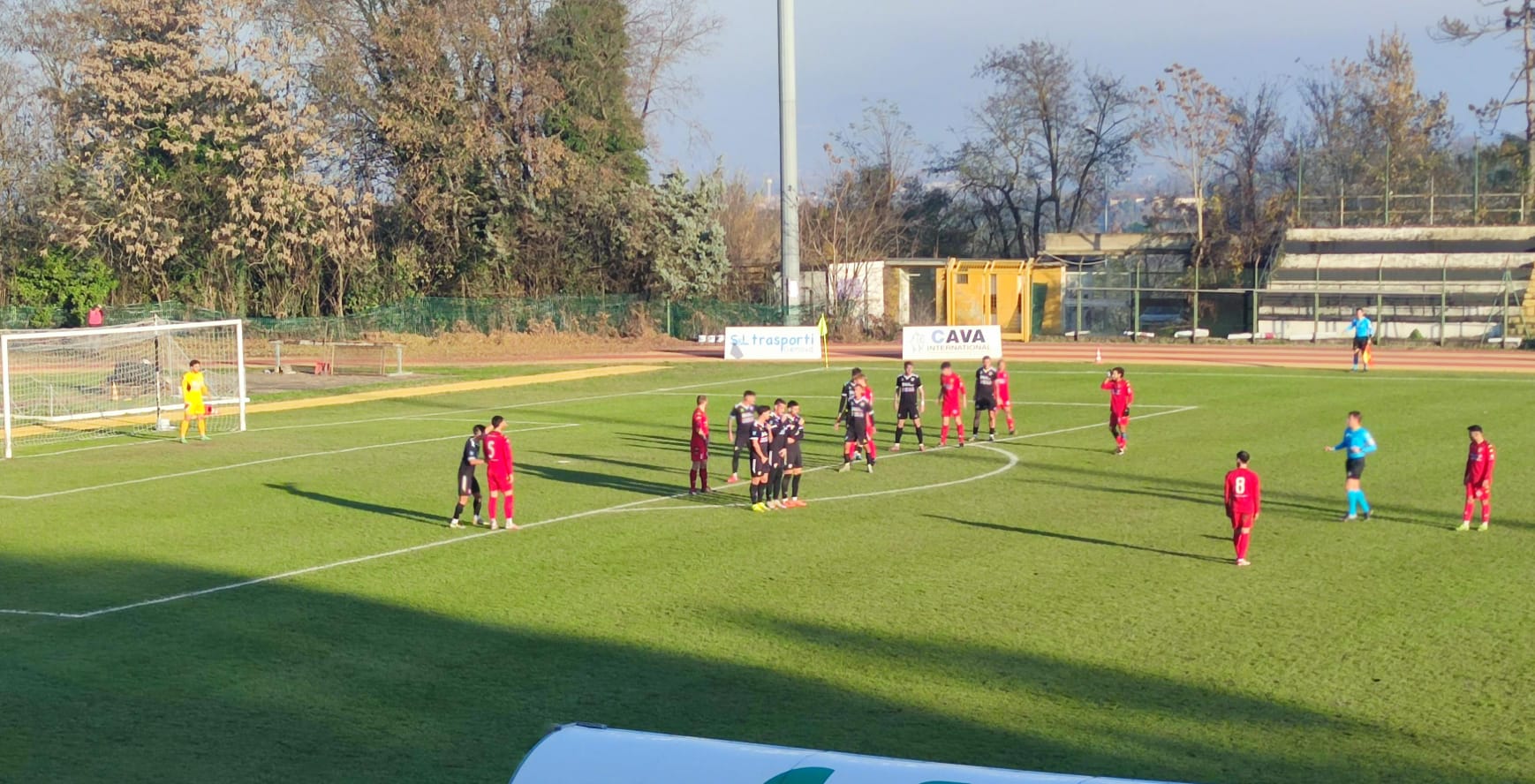 Zampata di Barzotti al 95′: il Varese espugna Tortona (1-2) tra le proteste. Rissa sugli spalti