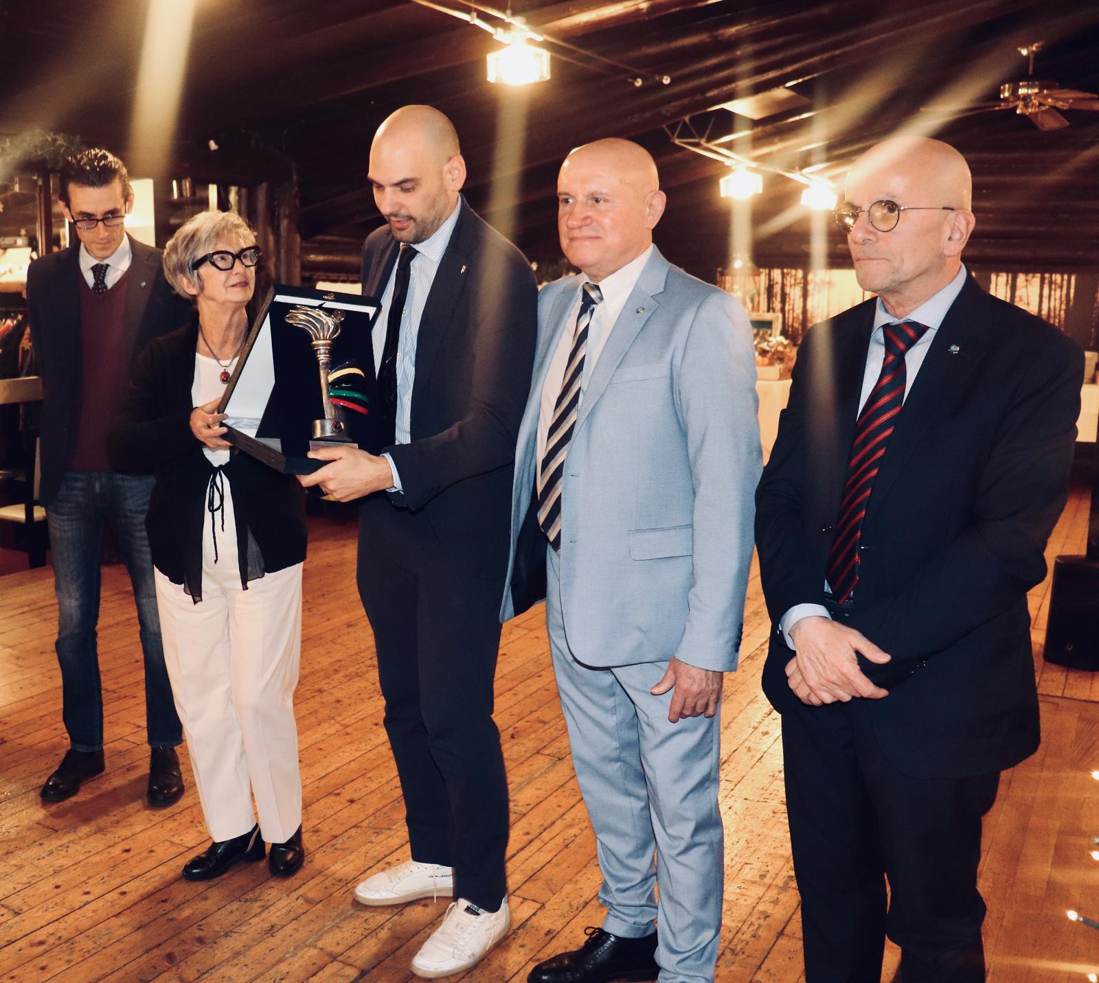 Il Club La Malpensa chiude il 2025 con la Fiamma Panathlon / Sergio Allegrini a Marco Riva