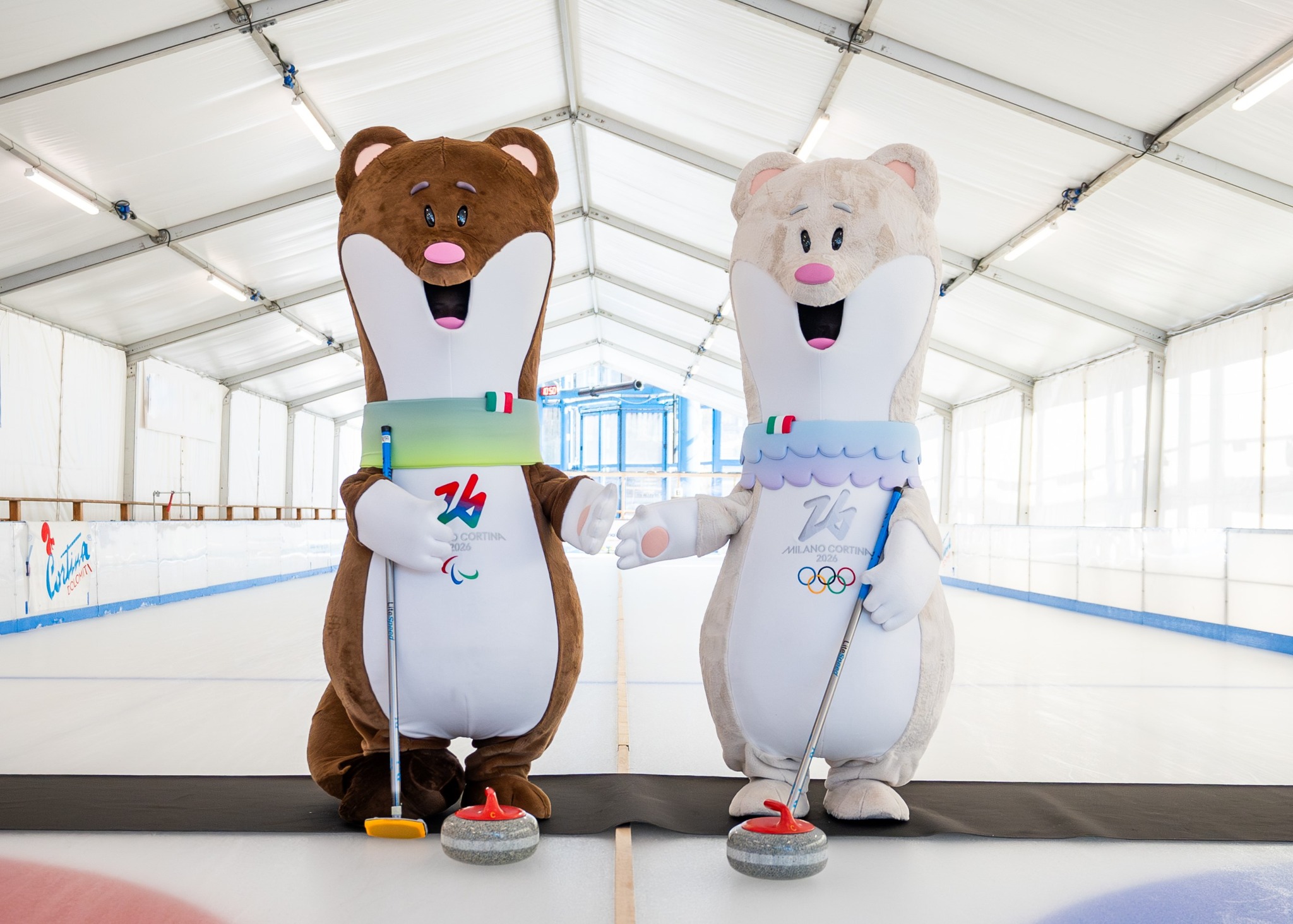 Le mascotte di Milano-Cortina animano Varese: sport invernali e atmosfera olimpica nel centro storico