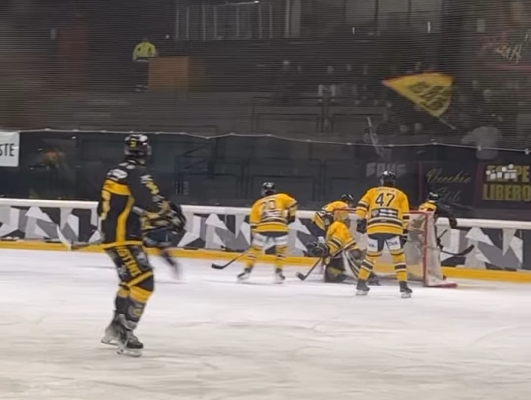 (Im)perfezione giallonera: terzo drittel da incubo, i Mastini buttano via la partita. E l’Aosta se la ride (7-4)