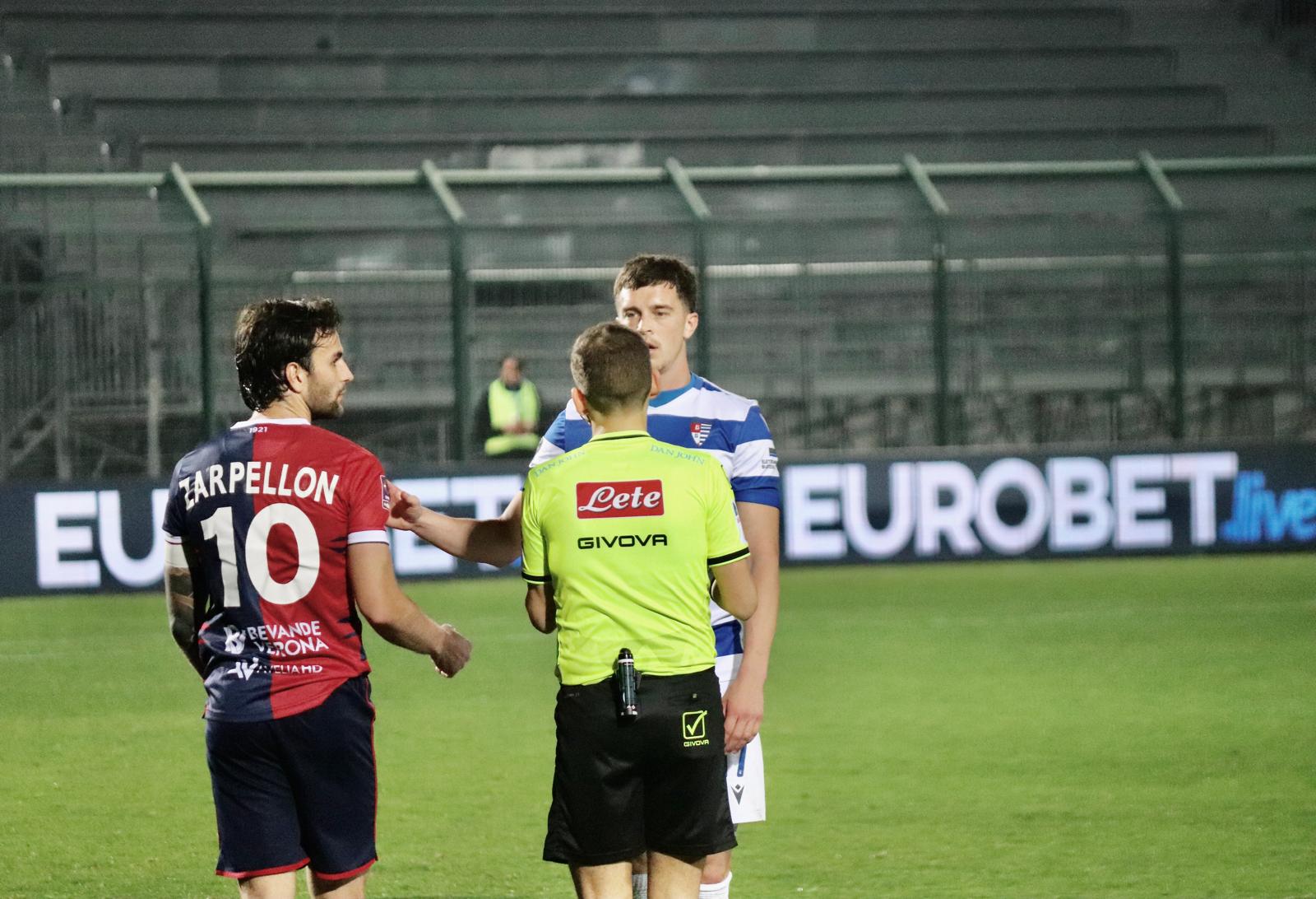 Il dito nella piaga. La Virtus Verona si imbuca alla festa della Pro Patria (2-2)