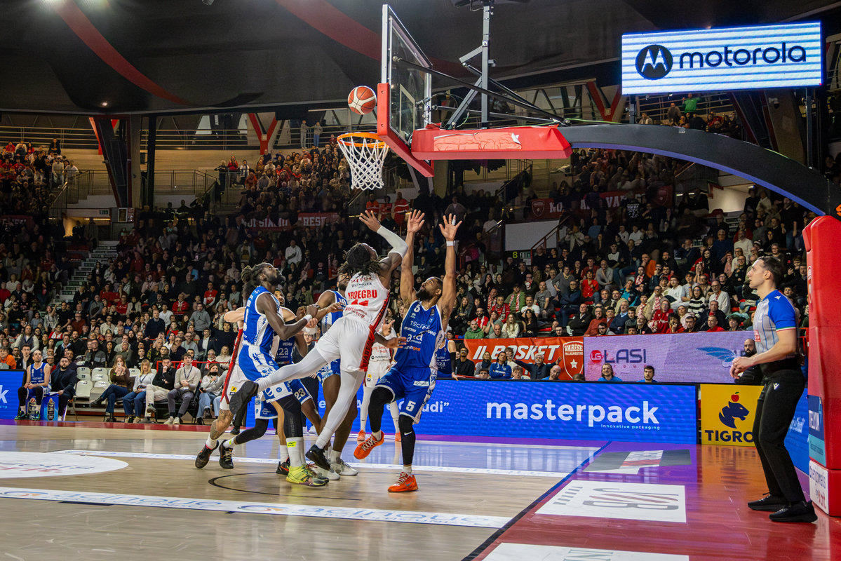 Il volo di Iroegbu sospinto da una Masnago che torna ad essere il sesto uomo più forte di tutto il campionato