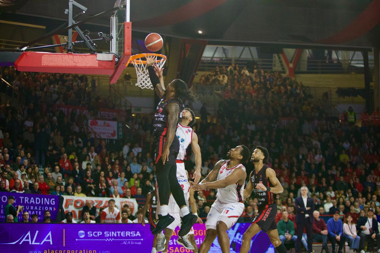 Varese dove sei? Reggio Emilia comanda dal 1′ e vince 61-76